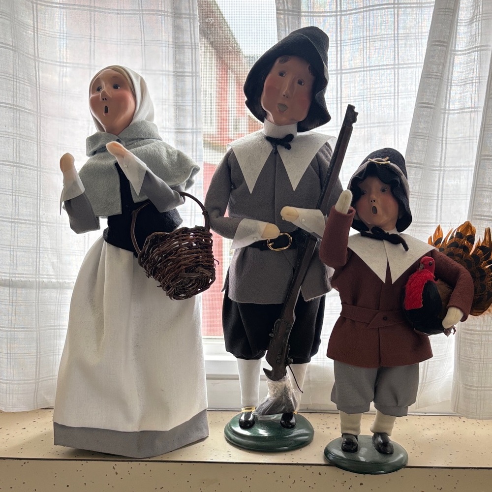 Buyer Choice Thanksgiving Happy Pilgrim Carolers - RARE! - New